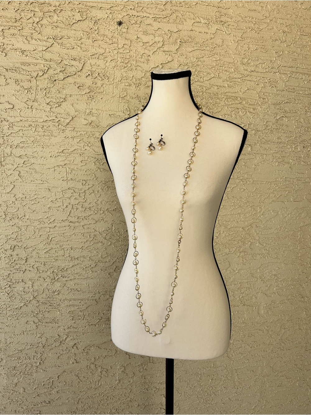Vintage Elegant Long faux  Pearl-Link Necklace and Earrings Set - Gold and Cream